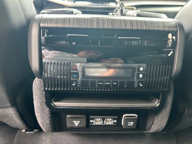 Used 2024 Jeep Wagoneer Series II w/ Flexible Seating Group AWD/4WD image 15