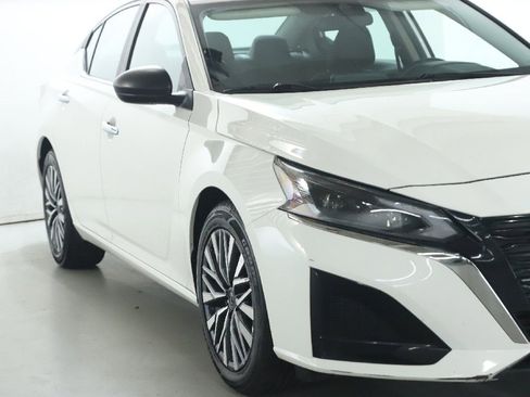 Used 2025 Nissan Altima 2.5 SV FWD image 8