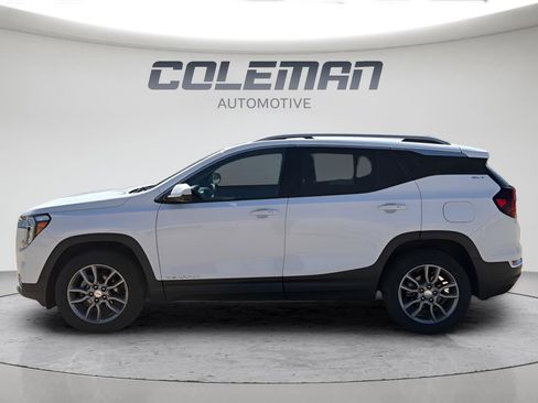 Used 2024 GMC Terrain SLT AWD/4WD image 2