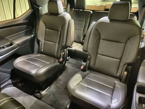 Used 2023 Chevrolet Traverse LT image 23
