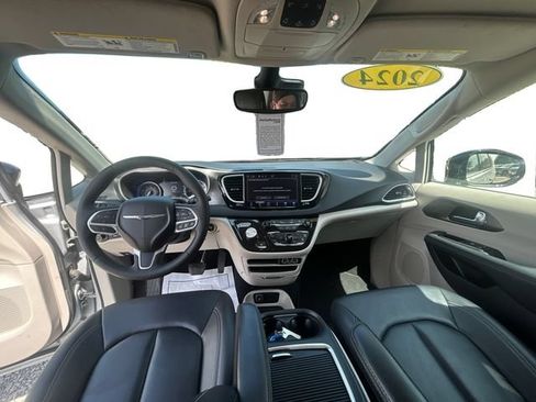 Used 2024 Chrysler Pacifica Touring-L FWD image 22