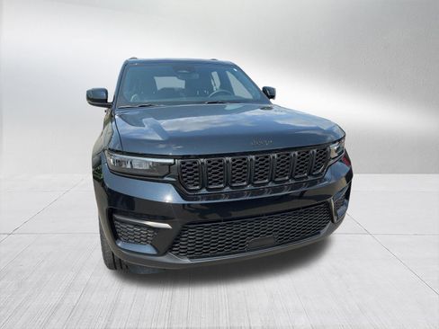 Used 2023 Jeep Grand Cherokee Altitude AWD/4WD image 2