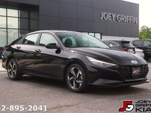 Used 2023 Hyundai Elantra SEL w/ Convenience Package FWD image 3