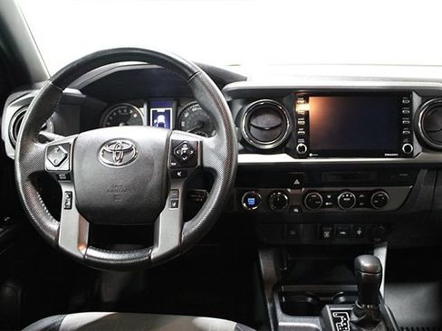 Certified 2022 Toyota Tacoma TRD Off-Road AWD/4WD image 12