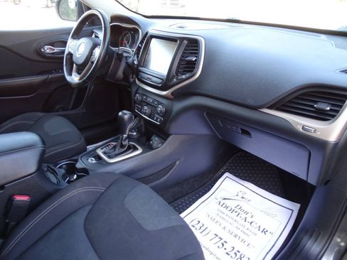 Used 2016 Jeep Cherokee 4WD Latitude w/ Comfort & Convenience Group image 41