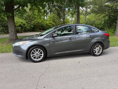 Used 2017 Ford Focus SE FWD image 3