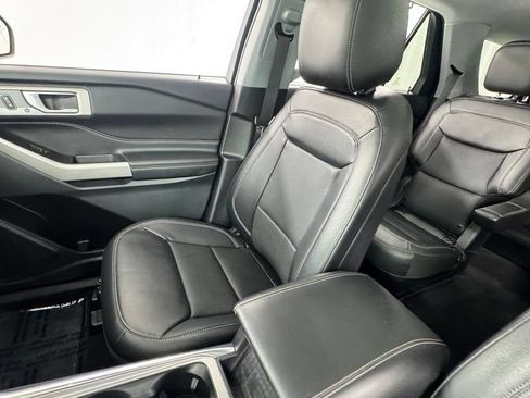 Used 2022 Ford Explorer Limited w/ Equipment Group 301A AWD/4WD image 13