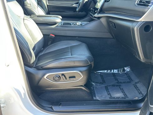 Used 2024 Jeep Wagoneer Series II w/ Flexible Seating Group RWD image 13