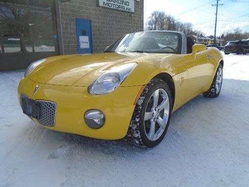 Used 2007 Pontiac Solstice Convertible w/ Premium Package image 2