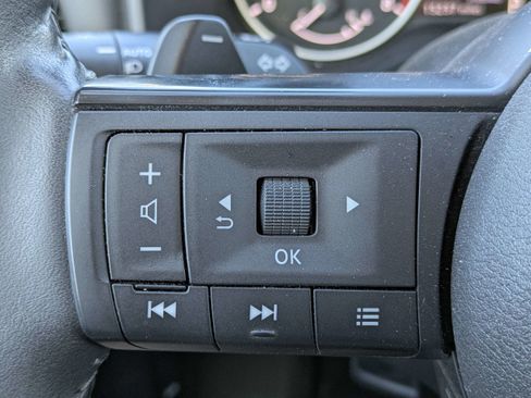 Used 2024 Nissan Rogue SV w/ SV Premium Package image 27