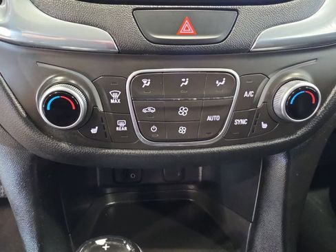 Used 2018 Chevrolet Equinox LT FWD image 22