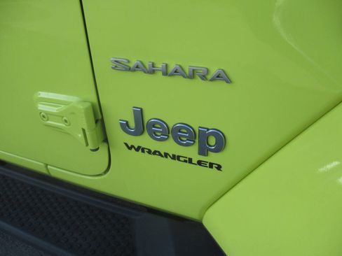 Used 2023 Jeep Wrangler Unlimited Sahara w/ LED Lighting Group AWD/4WD image 3