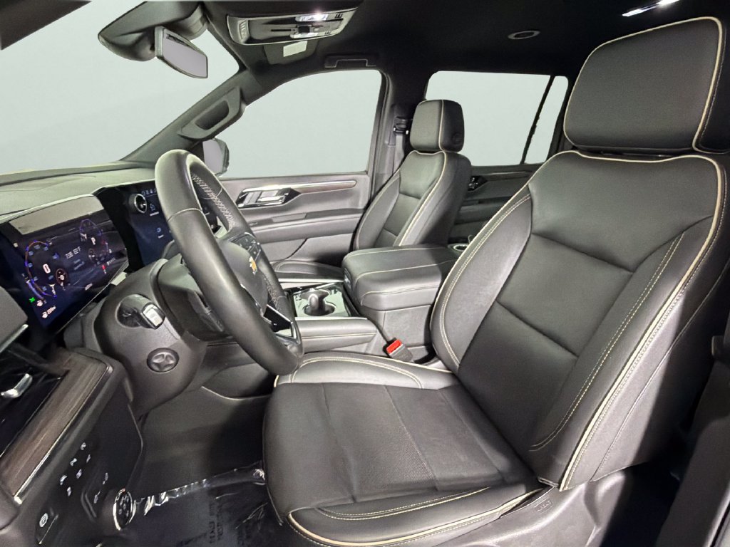 Used 2025 Chevrolet Suburban Premier RWD image 17