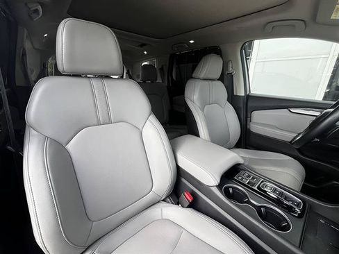 Used 2024 Honda Pilot Touring image 9