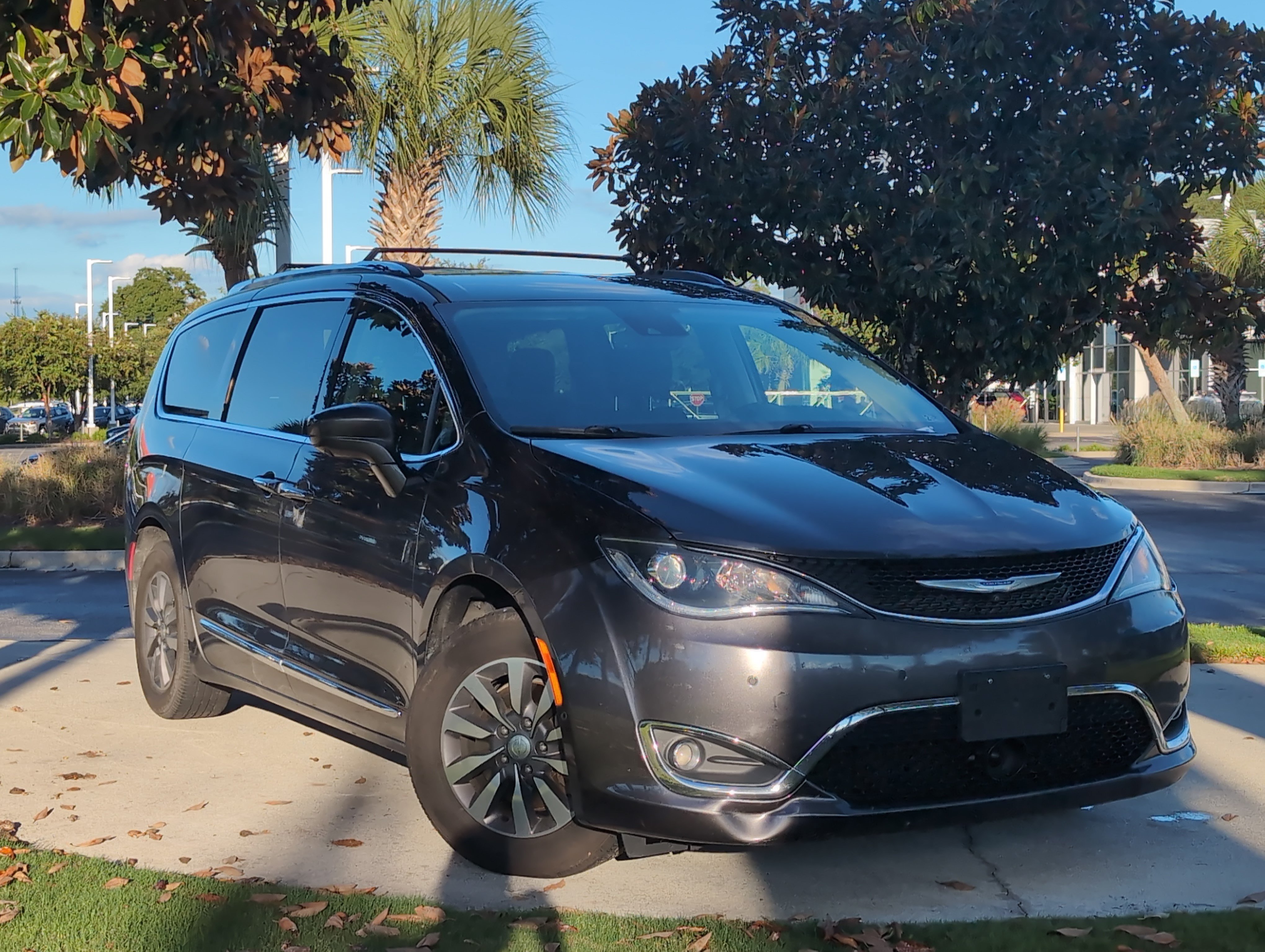 Used 2020 Chrysler Pacifica Touring-L Plus w/ Advanced Safetytec Group FWD image 2