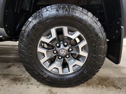 Used 2020 Toyota Tacoma TRD Off-Road w/ Technology Package image 25