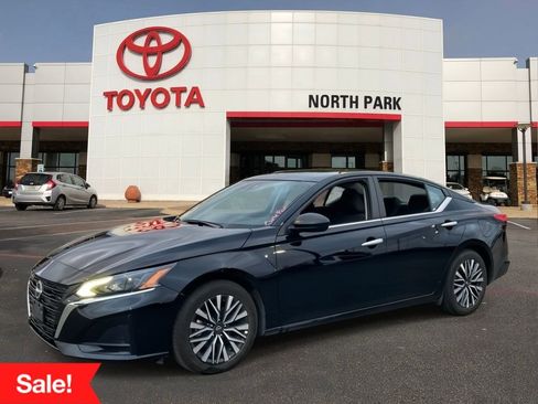Used 2025 Nissan Altima 2.5 SV FWD image 1