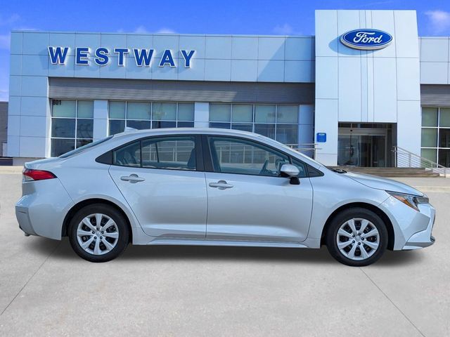 Used 2026 Toyota Corolla LE FWD image 2