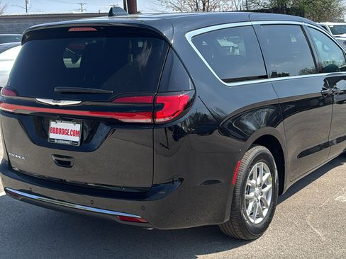 New 2026 Chrysler Pacifica Select image 5