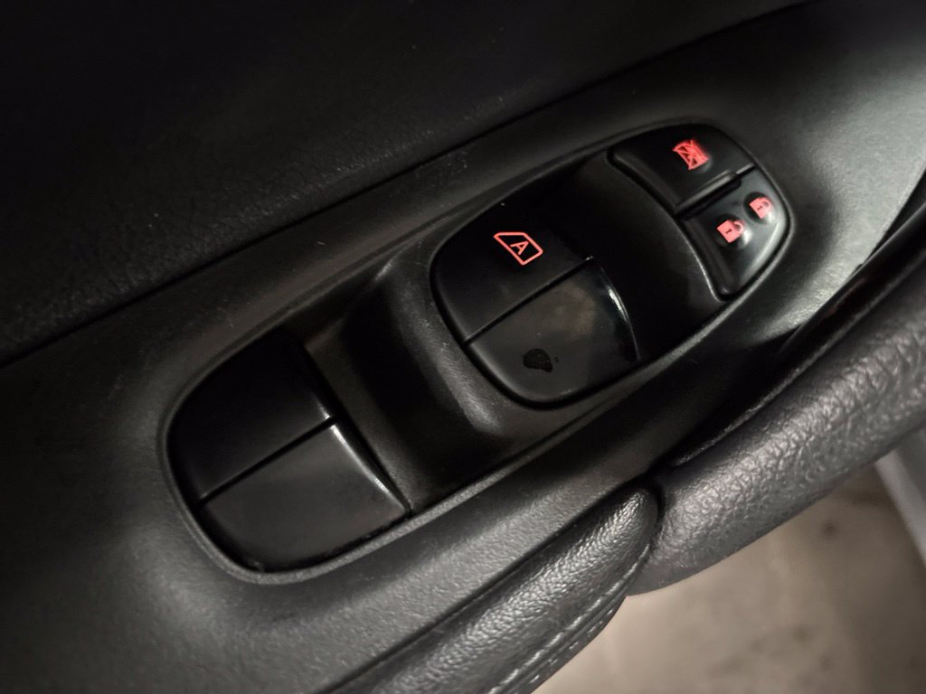 Used 2018 Nissan Rogue SV AWD/4WD image 21