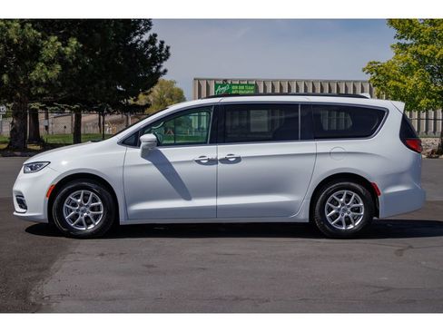 Used 2022 Chrysler Pacifica Touring-L FWD image 6