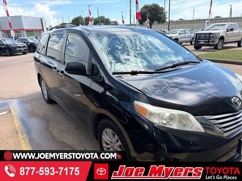 Used 2017 Toyota Sienna XLE w/ XLE Navigation Package FWD image 1