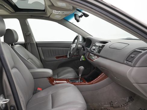 Used 2004 Toyota Camry XLE FWD image 11