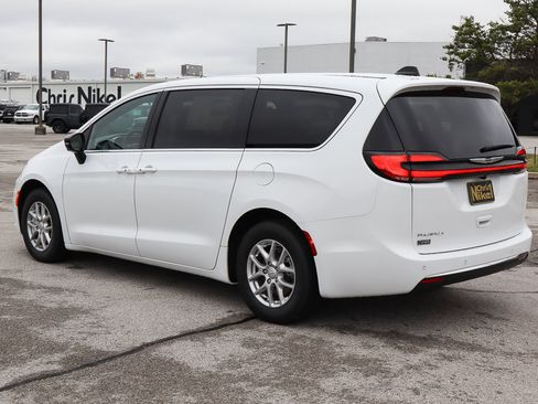 New 2026 Chrysler Pacifica Select image 7