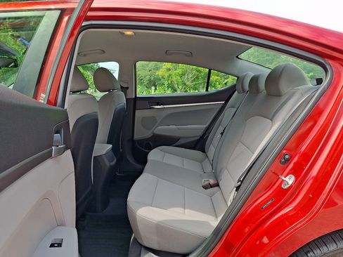 Used 2019 Hyundai Elantra SE FWD image 12
