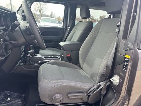 Used 2025 Jeep Wrangler Sport image 9