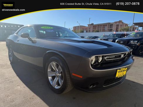 Used 2019 Dodge Challenger SXT RWD image 3