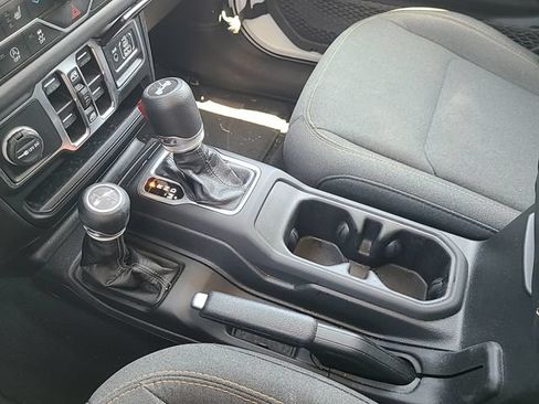 Used 2025 Jeep Wrangler Unlimited Sahara AWD/4WD image 21
