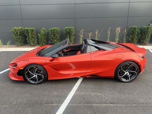 Used 2026 McLaren 750S Spider RWD image 2