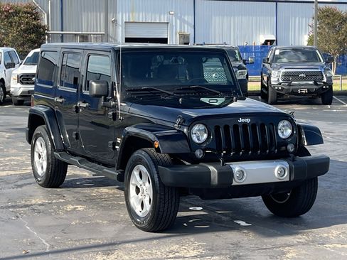 Used 2014 Jeep Wrangler Unlimited Sahara w/ Connectivity Group AWD/4WD image 5