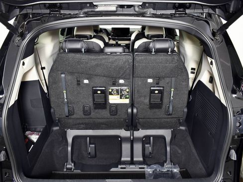 Certified 2025 Toyota Sienna Platinum image 27