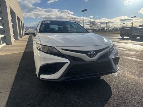 Certified 2022 Toyota Camry SE image 3