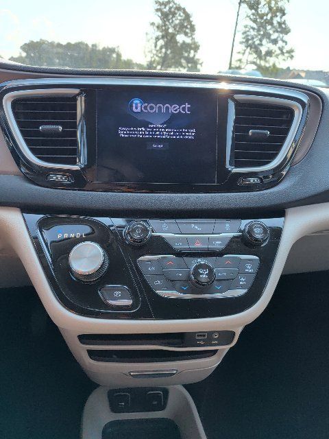 Used 2018 Chrysler Pacifica Touring-L FWD image 15