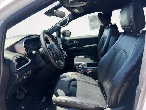 Used 2025 Chrysler Pacifica Select FWD image 9