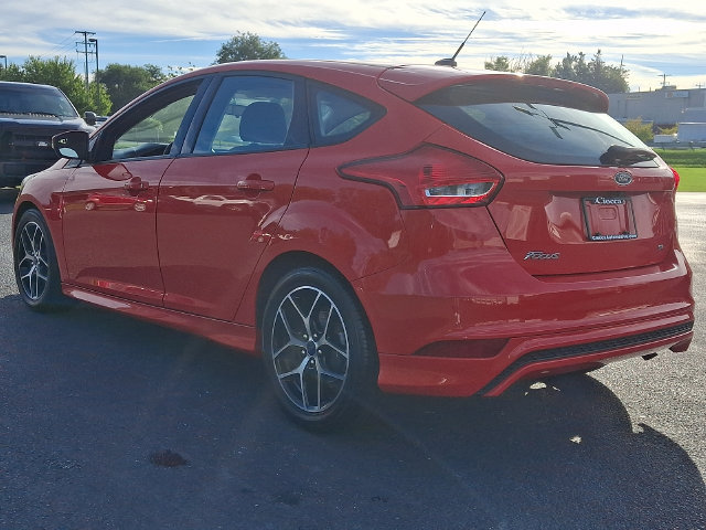 Used 2016 Ford Focus SE w/ SE Sport Package FWD image 7