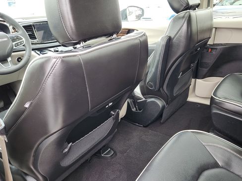 Used 2023 Chrysler Pacifica Limited image 22