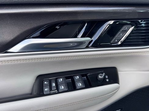 Used 2023 Jeep Wagoneer 4WD w/ Premium Group I image 24