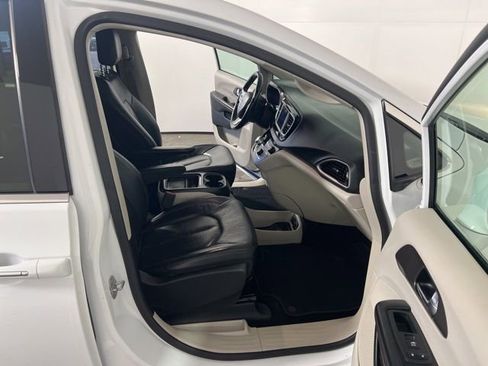 Used 2019 Chrysler Pacifica Touring-L image 29