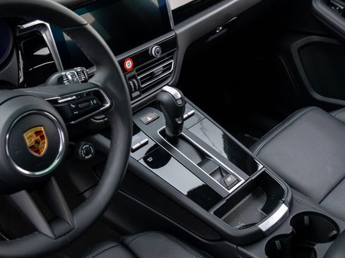 Certified 2026 Porsche Macan AWD/4WD image 14