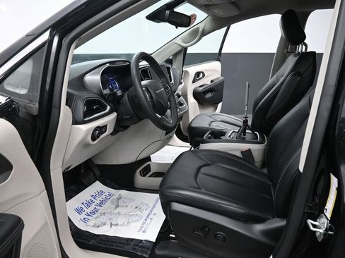 Used 2024 Chrysler Pacifica Select image 31