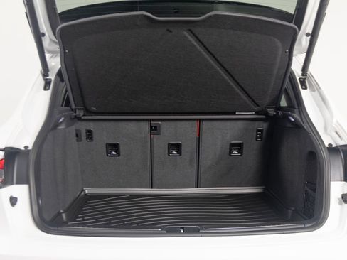 Certified 2026 Porsche Macan AWD/4WD image 43