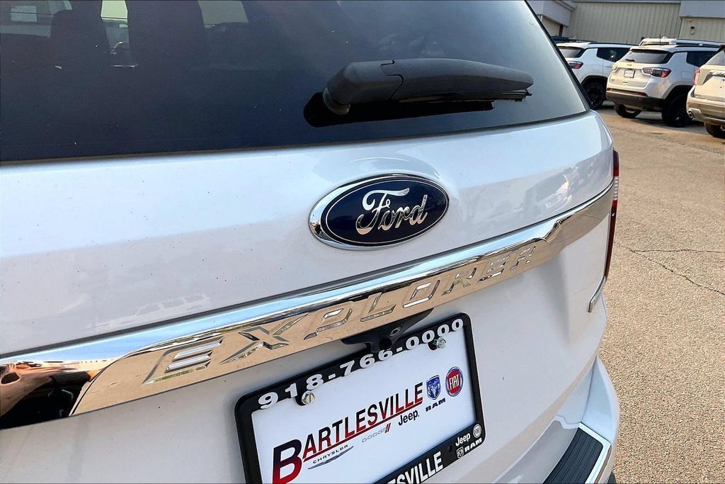 Used 2018 Ford Explorer XLT w/ Equipment Group 201A FWD image 13