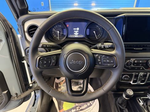 Used 2024 Jeep Wrangler Unlimited w/ Convenience Group AWD/4WD image 15