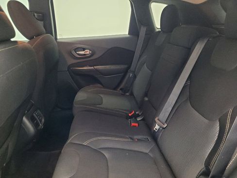 Used 2016 Jeep Cherokee Latitude w/ Comfort & Sound Group AWD/4WD image 18
