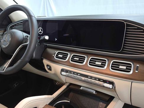 Used 2026 Mercedes-Benz GLS 450 4MATIC image 11