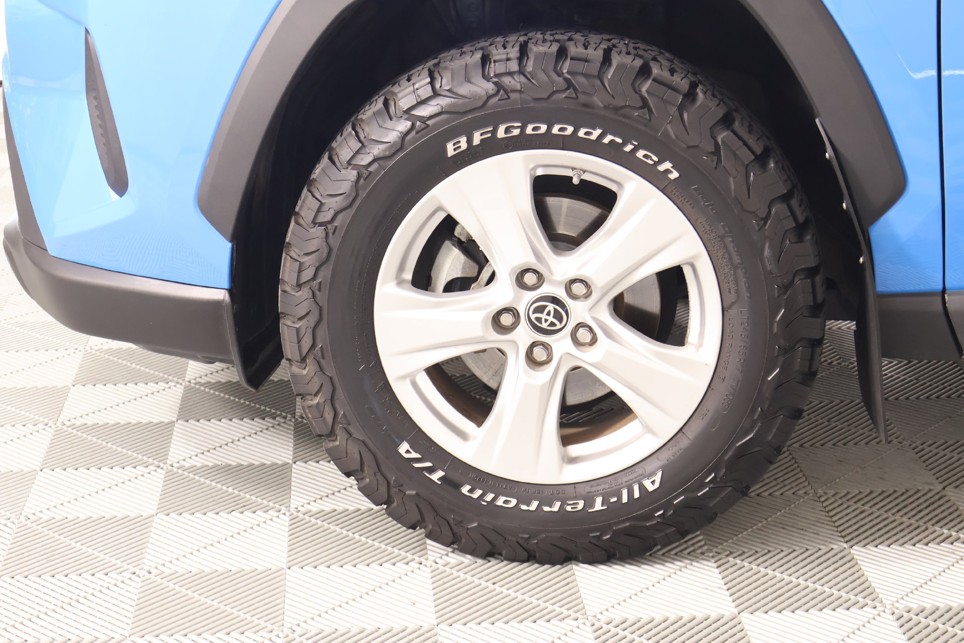 Used 2021 Toyota RAV4 LE AWD/4WD image 16